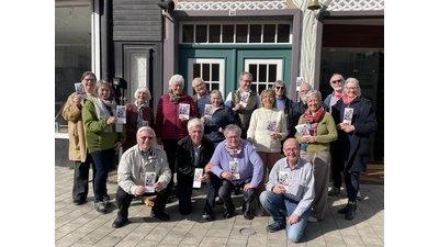 Das Stadthäger Gästeführer-Team präsentiert den neuen Flyer. (Foto: Stadt Stadthagen )