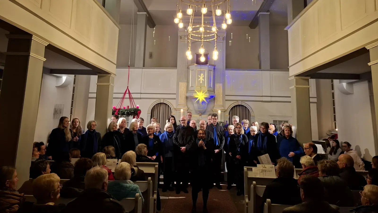 In der Dorfkirche: Der Chor AufTakt Luthe singt vor Publikum. (Foto: privat)