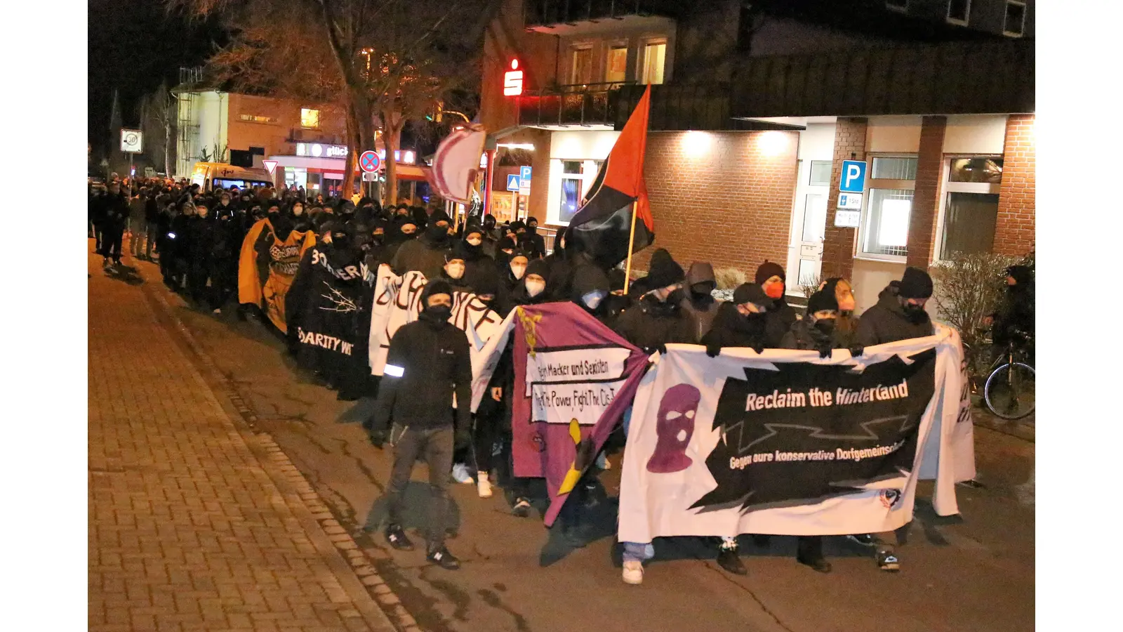 Der Demonstrationszug bewegt sich durch die Straßen Lindhorsts.  (Foto: Borchers, Bastian)