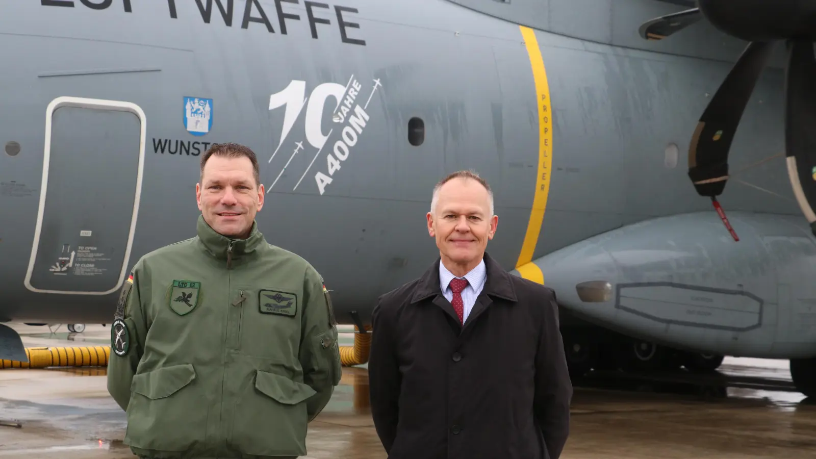 Vor dem A400M 54-01, der ersten in Wunstorf stationierten Maschine: Oberst Markus Knoll (li.) und Matthias Fink. (Foto: gi)