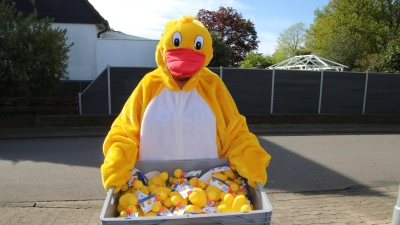 Leute es geht los, kauft eine Ente für das Rennen auf der Südaue, es winken tolle Preise vor allem für Kinder.  (Foto: gi)