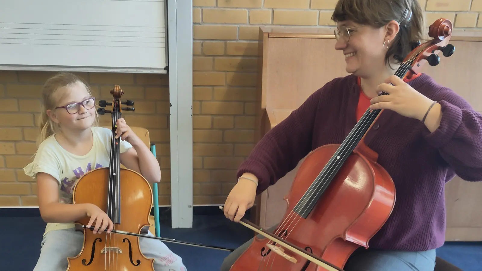 Üben am Cello: Emma (8) und Annette Kottmeier. (Foto: privat)