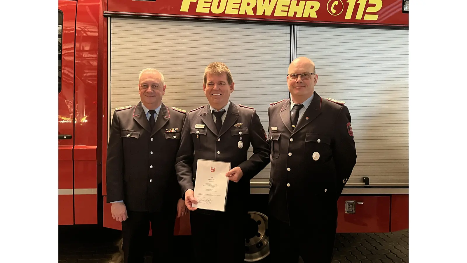 Christian Röhl (Mitte) mit Ortsbrandmeister Stefan Grzenkowski (re) und Gemeindebrandmeister Ralf Hermann (li)<br><br><br> (Foto: Feuerwehr)