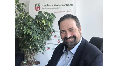 Landvolkspräsident Dr. Holger Hennies gratuliert Ministerpräsident Stephan Weil und bietet ihm weiterhin eine konstruktive Zusammenarbeit an. (Foto: Foto: Landvolk.)