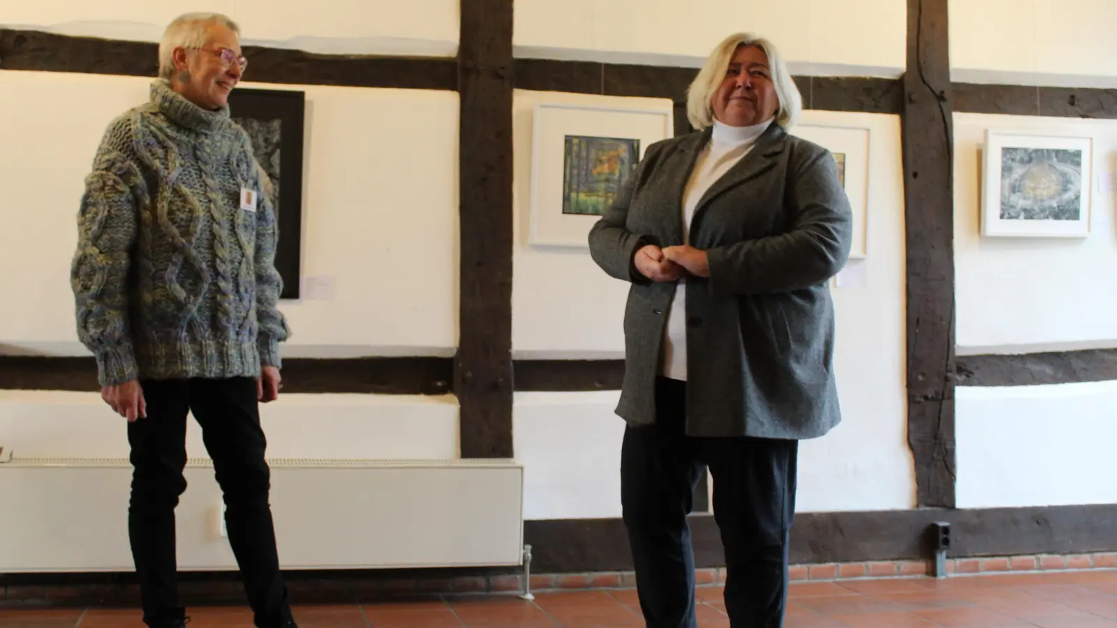 Haben zusammen die Ausstellung eröffnet: Künstlerin Jutta Witthinrich (li.) und Ortsbürgermeisterin Christiane Schweer. (Foto: wb)