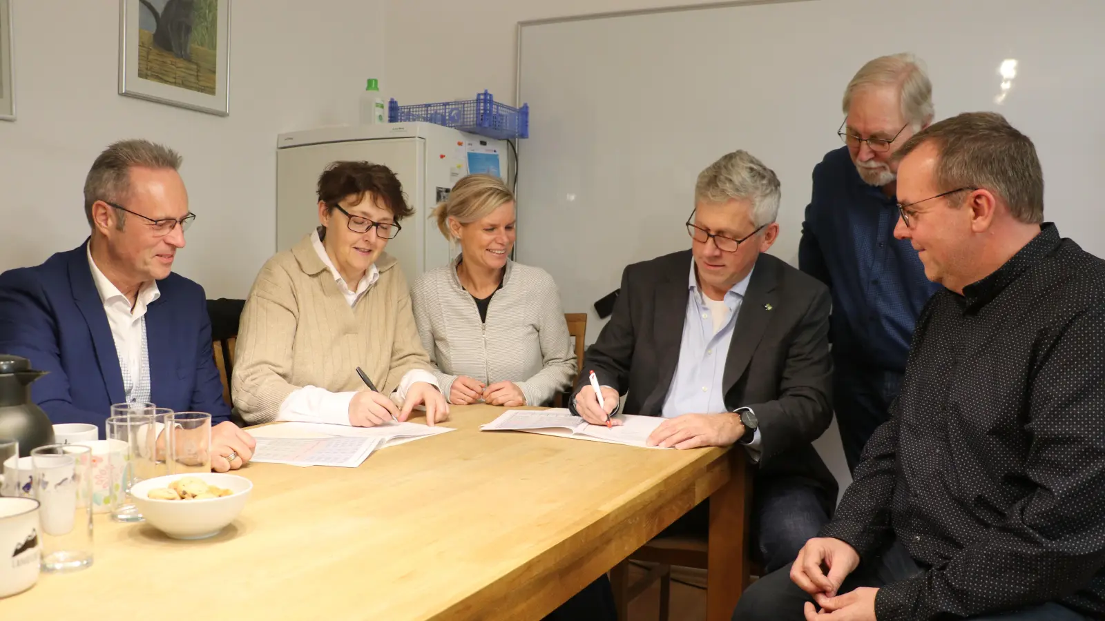 Bei der Vertragsunterzeichnung (v.li.): Jörg Heimberg, Christa Seiler, Eileen Haucke, Carsten Piellusch, Horst Rode und Markus Saars. (Foto: gi)