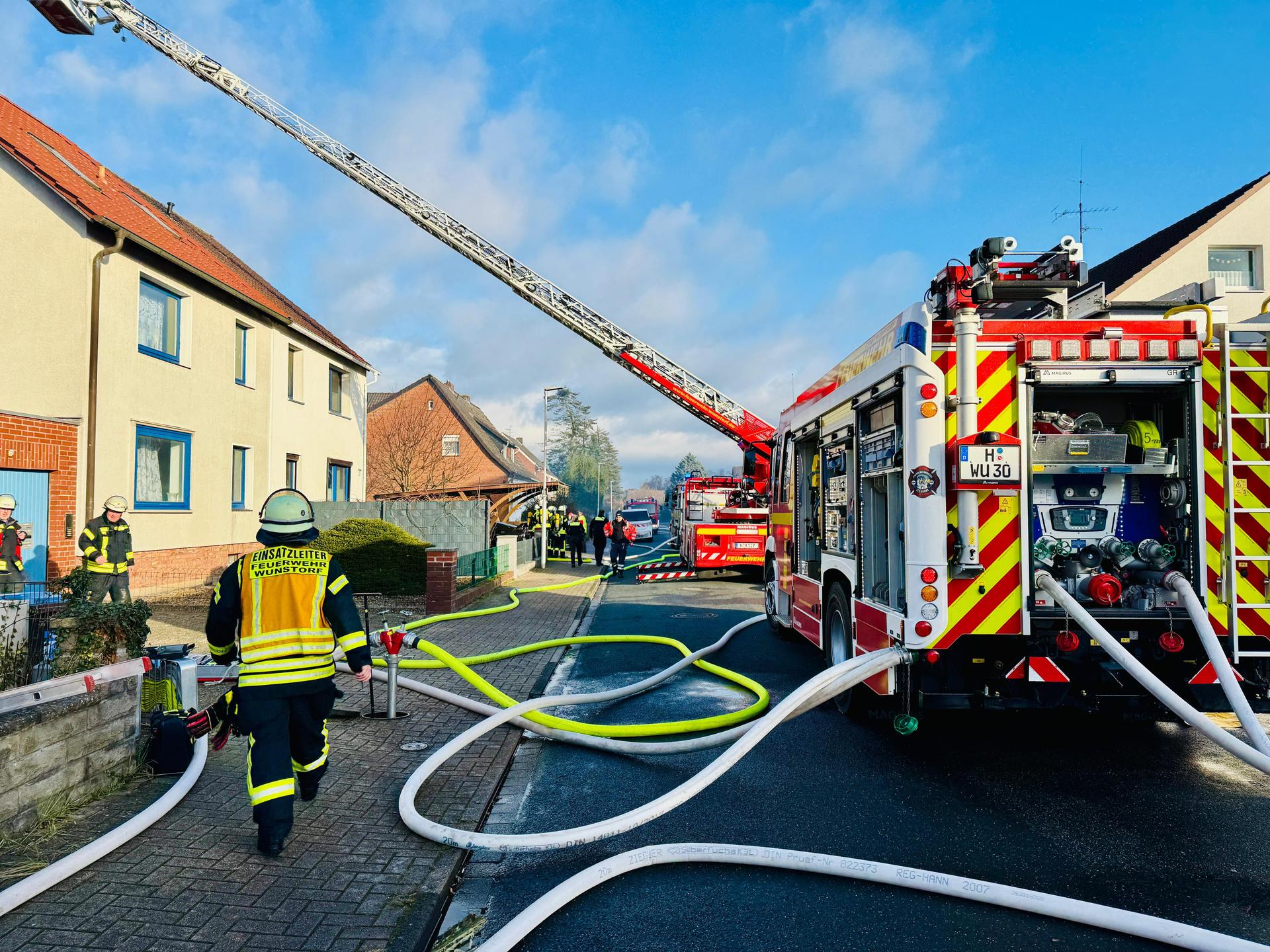 Im Einsatz: Die Feuerwehr mit der Drehleiter. (Foto: Feuerwehr)