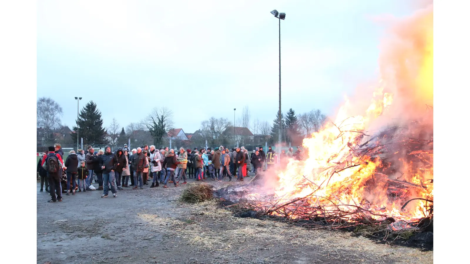 Nach Abbau der Corona-Teststation kann die SGR das Osterfeuer wieder in gewohnter Größe brennen lassen (Archivbild), dieses wird wie immer durch den Fackelmarsch eingeleitet.<br><br> (Foto: Borchers, Bastian)