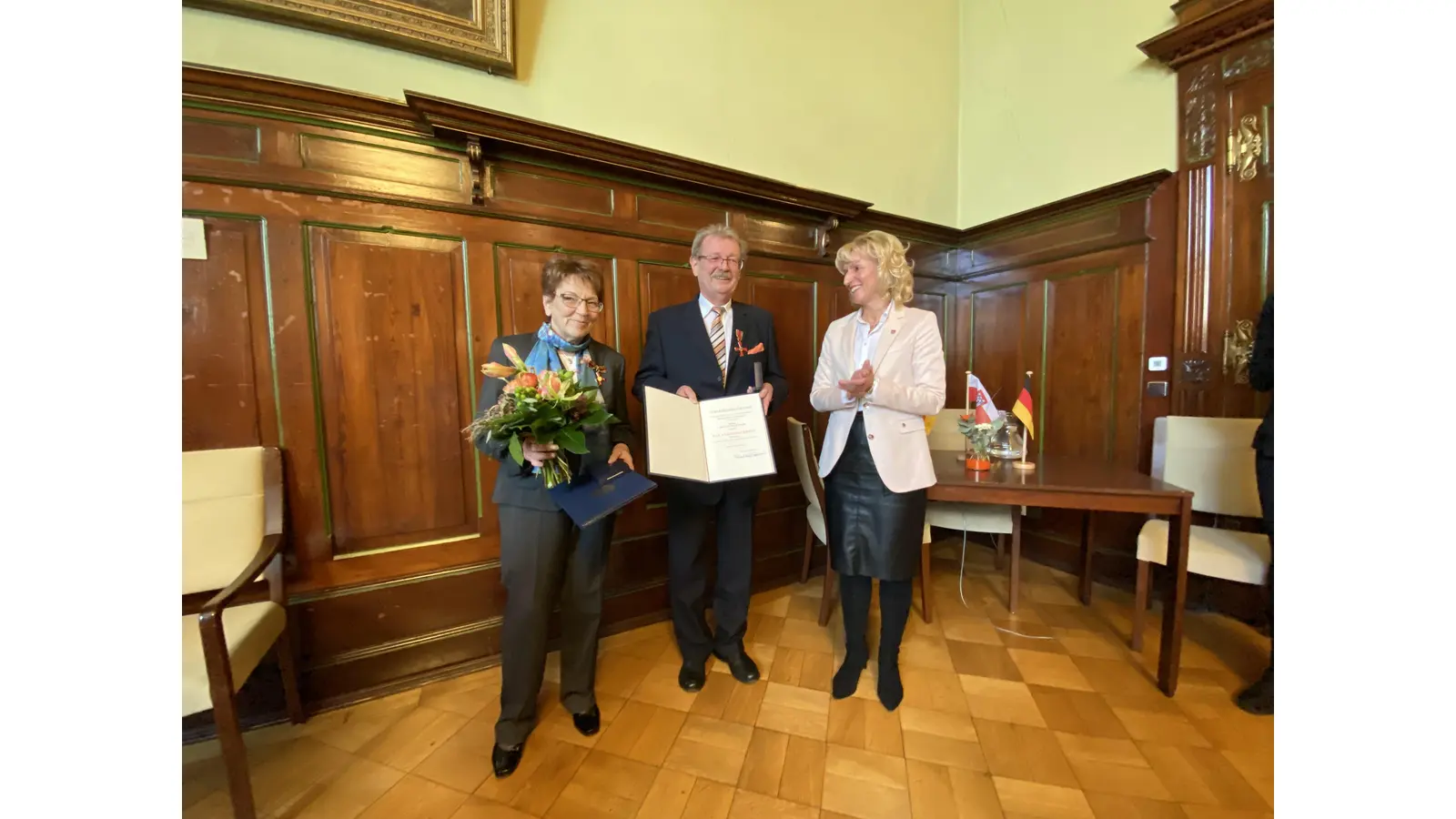 Für ihre 20-jährige ehrenamtliche Arbeit im Hospizveein erhalten Ingeborg und Hans-Joachim Schumer von Bürgermeisterin Andrea Lange das Bundesverdienstkreuz am Bande. <br> (Foto: ste)