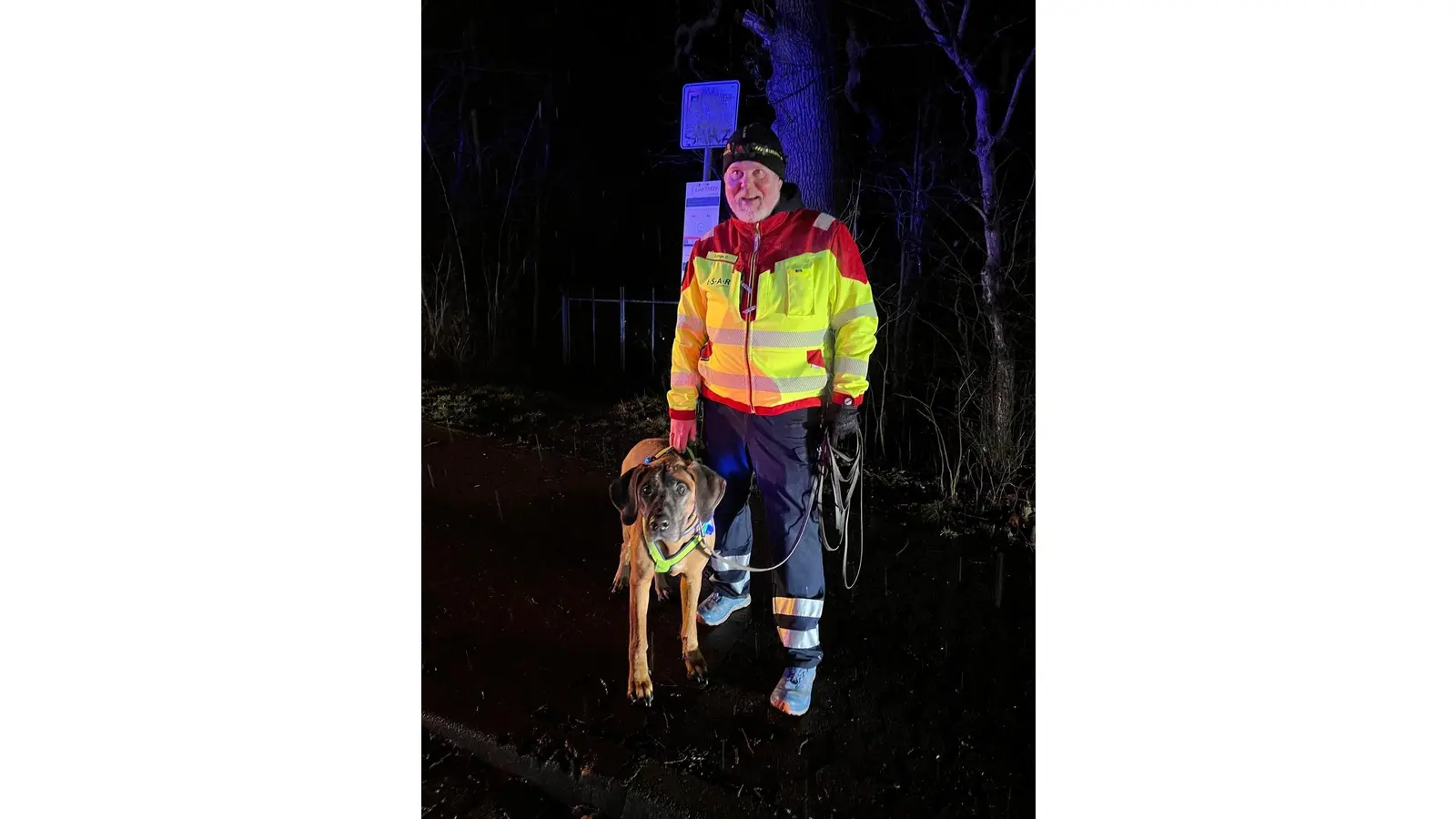 Personensuchhund „Cono” mit dem Hundeführer Herrn Lüttge. (Foto: privat)