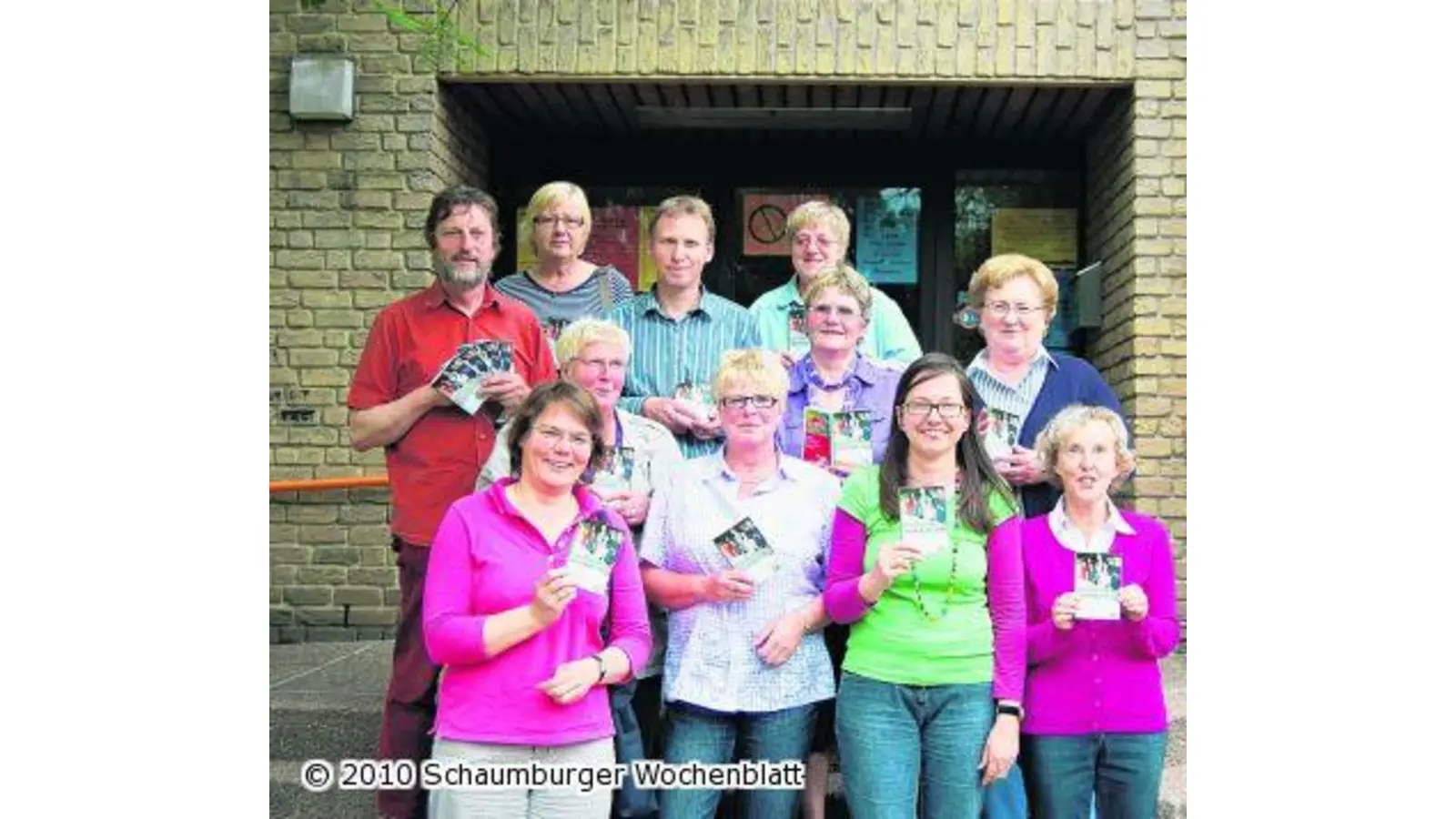 Fußballspielen im Dunkeln mit einem Leuchtball (Foto: red)