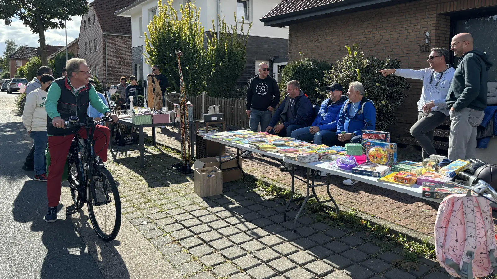 Gute Stimmung an allen Ständen, wie hier in der Sachsenstraße bei Jessica Borges und den VW Freunden Gümmer.  (Foto: privat)