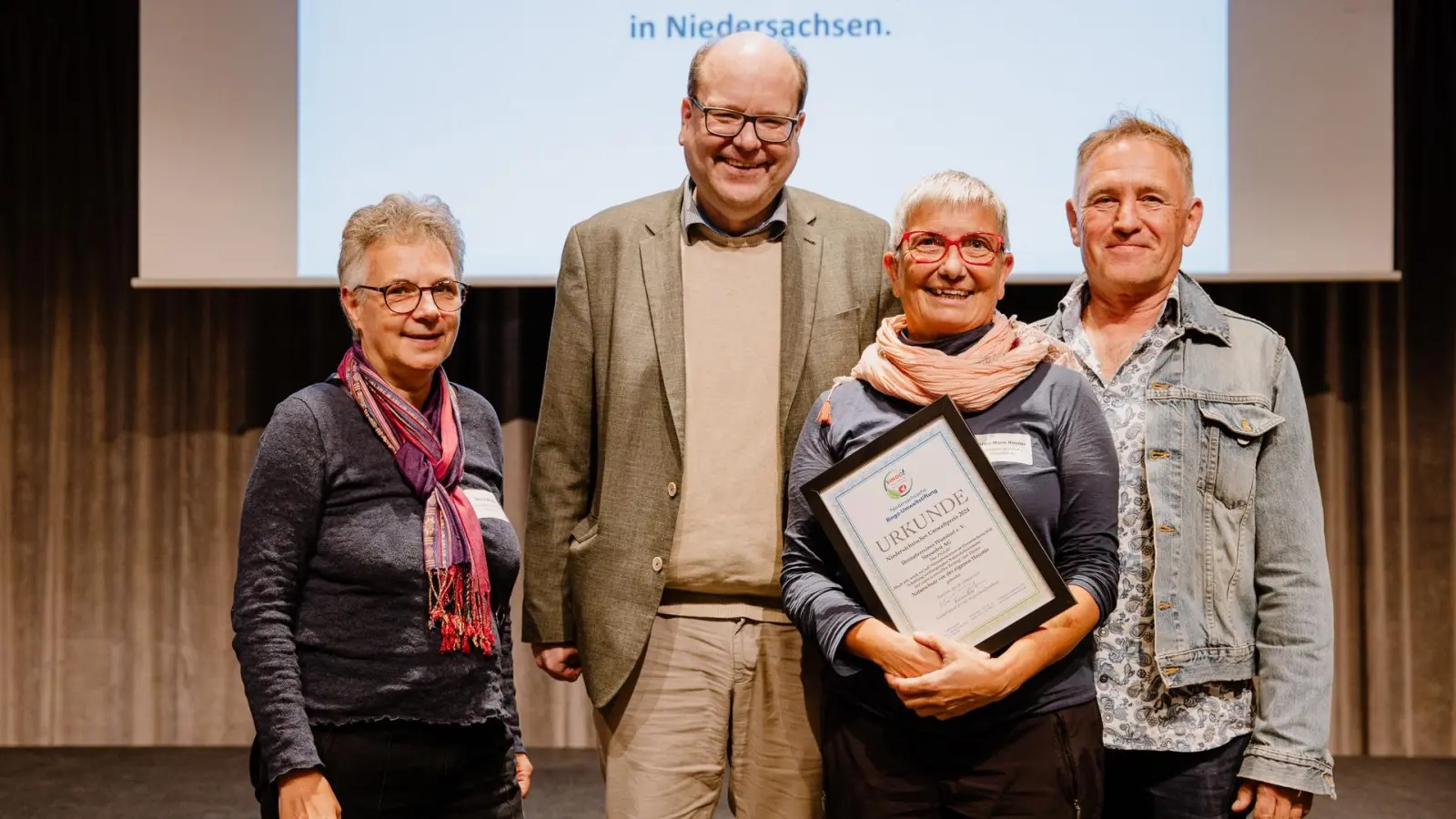 Mit Urkunde (v.li.): Sabine Winkler, Christian Meyer, Anna-Maria Rösner und Joachim Feldkamp. (Foto: : Simona Bednarek)