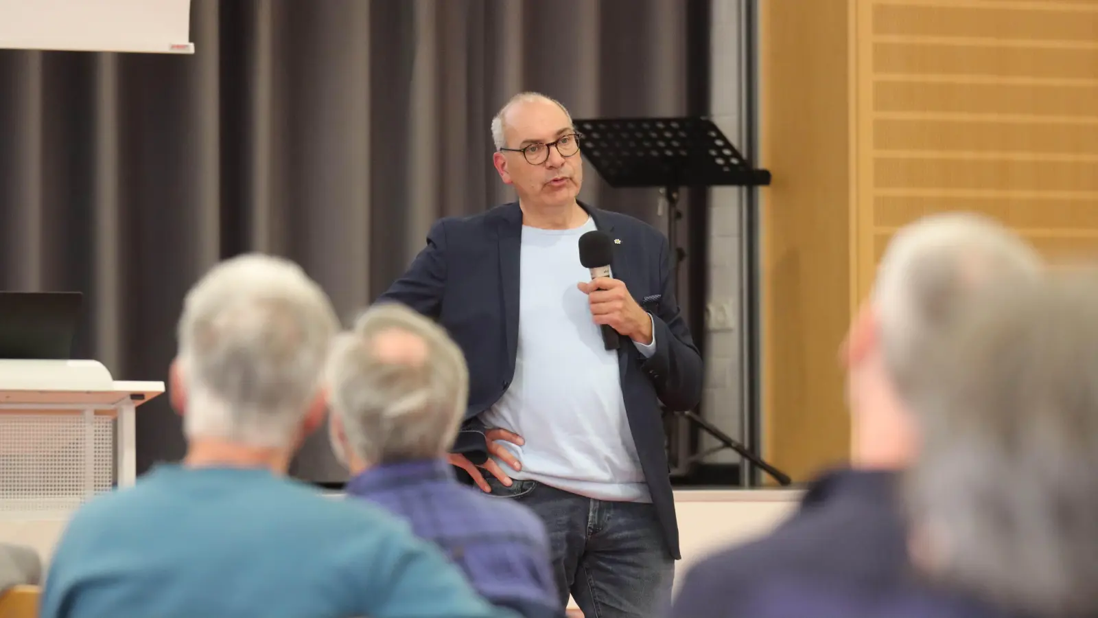 Auftaktveranstaltung mit Bürgern: Der Geschäftsführer der Stadtwerke, Henning Radant, bei seinem Vortrag. (Foto: tau)