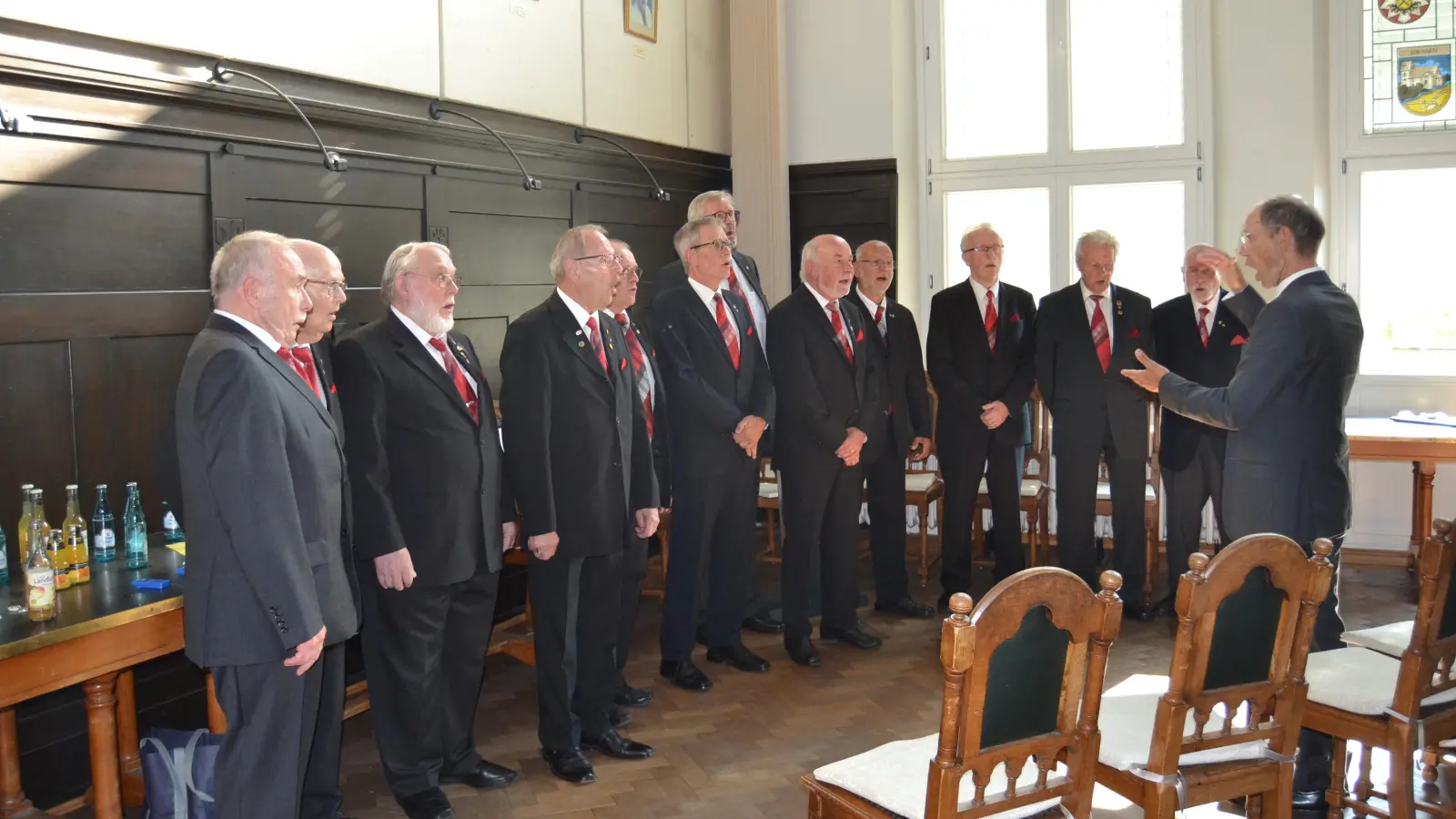 Geben im Rathaus eine Kostprobe ihres Könnens: Das Wunstorfer Doppelquartett. (Foto: privat)