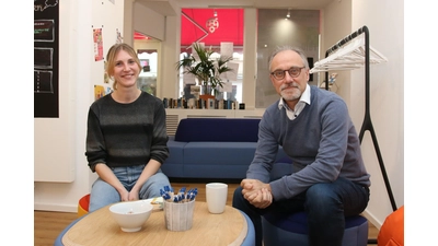 Jessica Lietzau und Lars Masurek vom Team der städtischen Wirtschaftsförderung werben dafür, die angeschobenen Prozesse zur Fortentwicklung von Innenstadt und Stadt insgesamt fortzusetzen. <br><br> (Foto: bb)