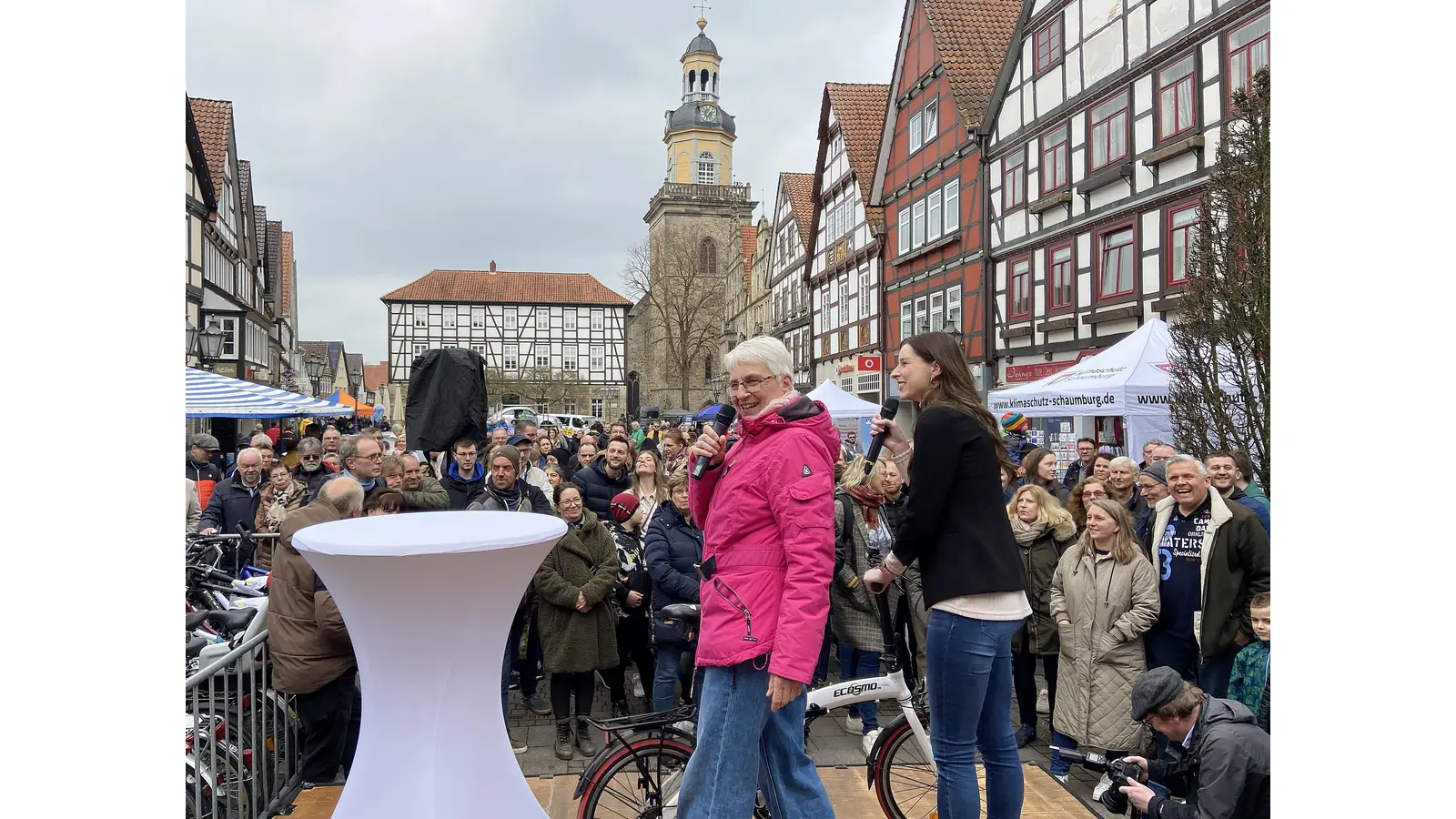 Schnäppchenjäger können bei der Fundsachenversteigerung der Stadt Rinteln anlässlich der Veranstaltung „Rinteln mobil“ auf ihre Kosten kommen.  (Foto: ste)