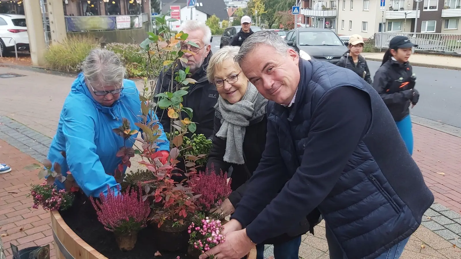 Gemeinsam mit Mitgliedern des Fördervereins pflanzten Bürgermeisterin Marlies Matthias und Stadtdirektor Mike Schmidt die ersten Pflanzen in eine Moorwanne. (Foto: gk)