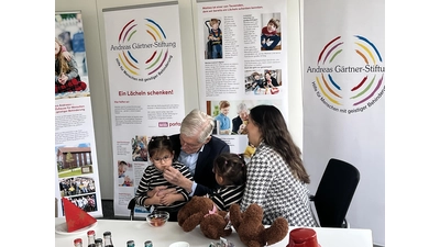 Hermann Gärtner kümmerte sich während der Pressekonferenz um die kleine Lina, während Malia bei Mutter Heba Kessler saß.  (Foto: nd)