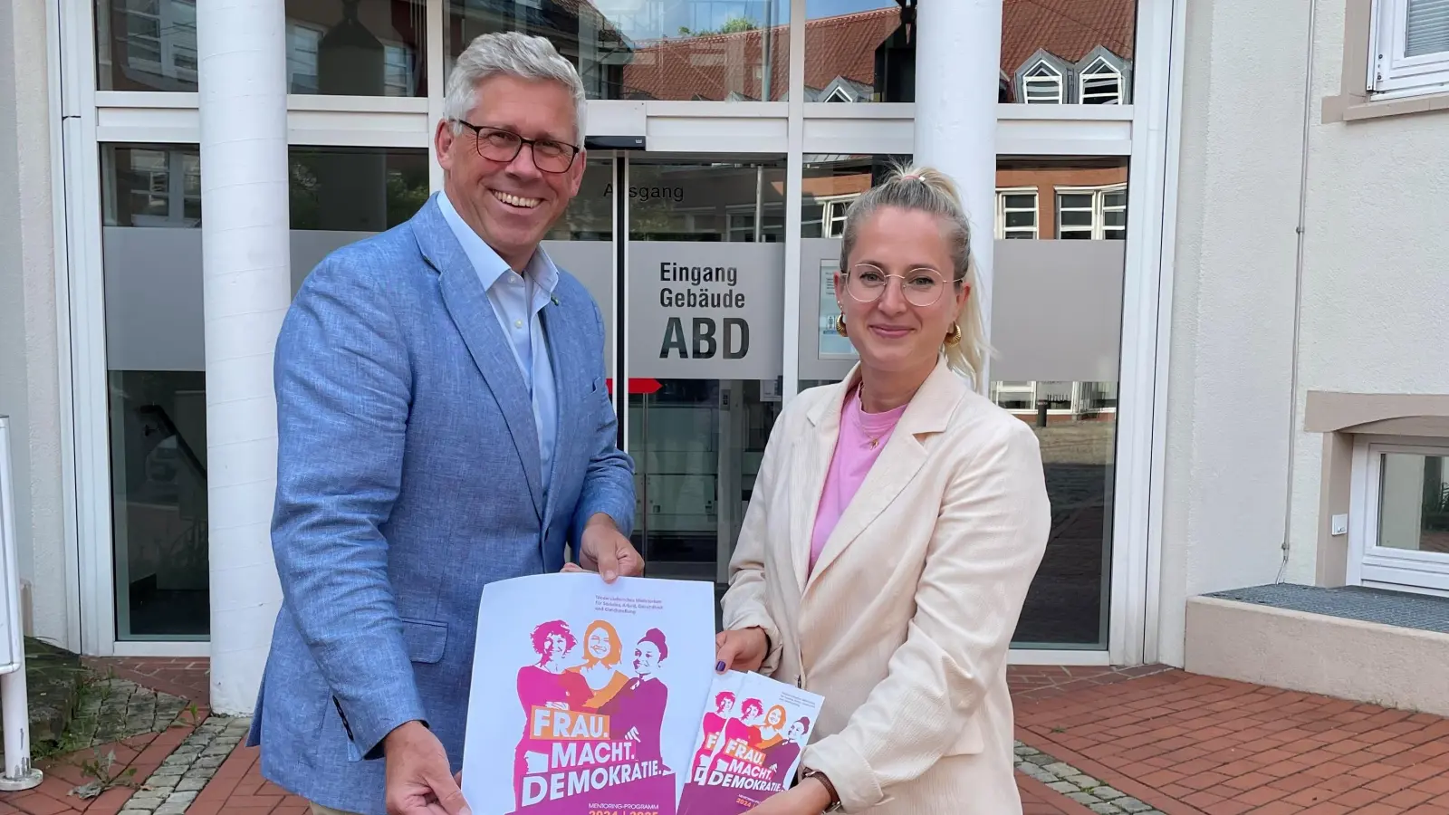 Werben für das Programm: Bürgermeister Carsten Piellusch und Gleichstellungsbeauftragte Marija Giessen. (Foto: privat)