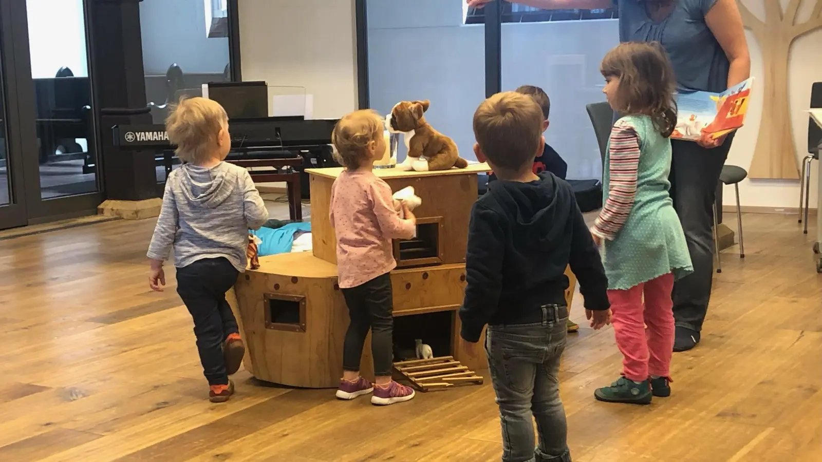 Kirche dreikäsehoch bietet monatlich ein religiöses Angebot für Kleinkinder wie hier in Idensen zum Thema „Arche Noah”. (Foto: privat)