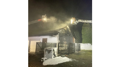 Ausgedehnter Brand einer Holzfassade mit Hilfe von zwei Drehleitern gelöscht. (Foto: privat)