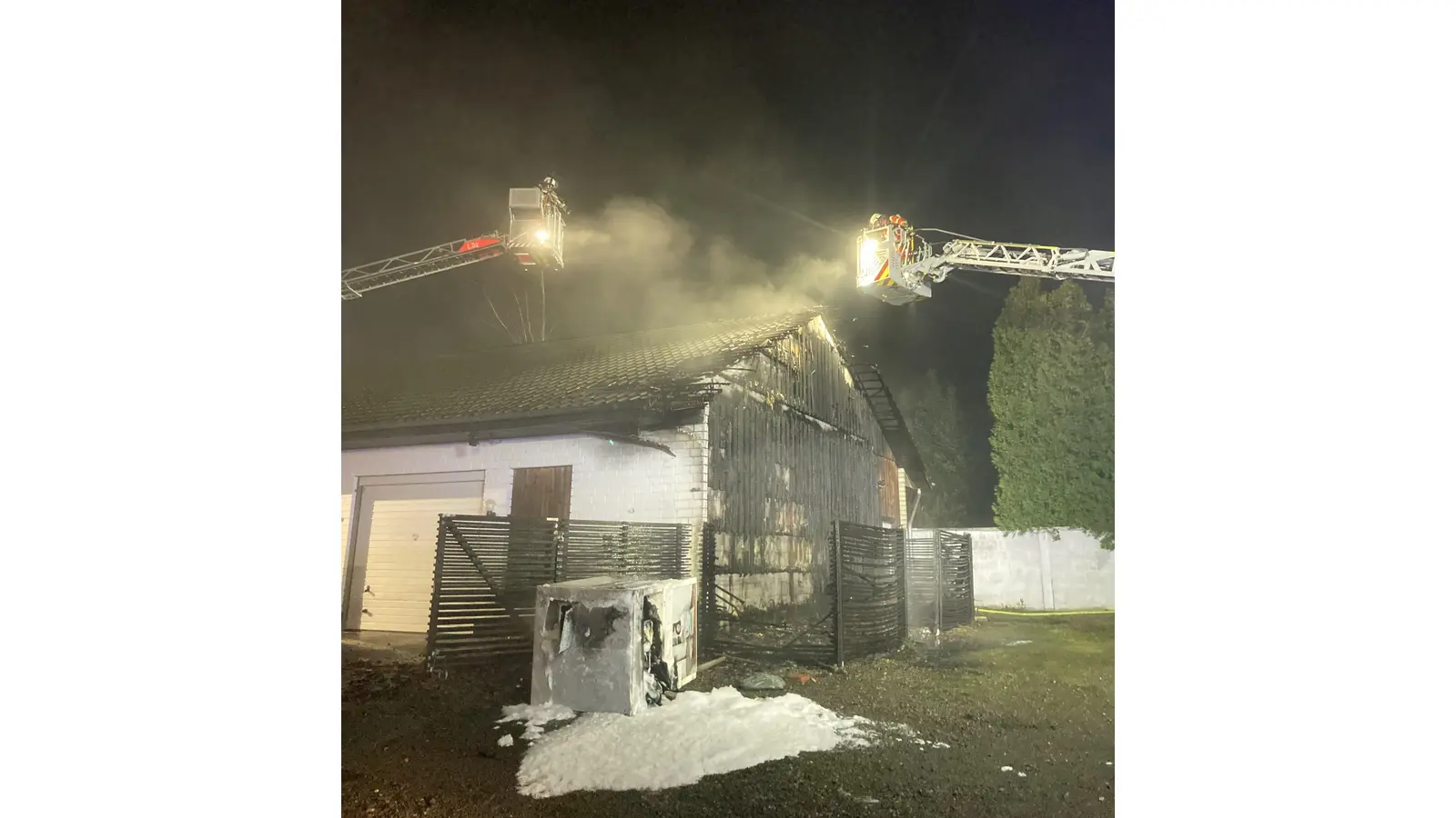 Ausgedehnter Brand einer Holzfassade mit Hilfe von zwei Drehleitern gelöscht. (Foto: privat)