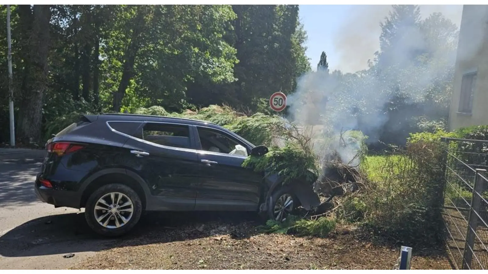 Das verunfallte und brennende Fluchtfahrzeug in Rolfshagen. (Foto: privat)