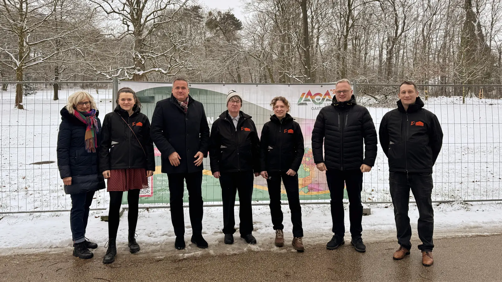 Vor exemplarischen Beispielen für die geplante Umzäunung: Vertreter des Unternehmens Kunkel sowie der Geschäftsführung der LaGa. (Foto: privat)