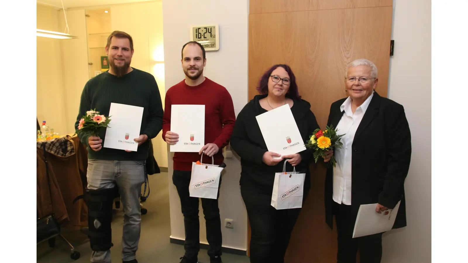 Marvin Sommer (v. li.), Nico Bruns, Melanie Battermann und Hildegard von Thadden werden mit der Ehrenamtskarte ausgezeichnet. (Foto: Borchers, Bastian)