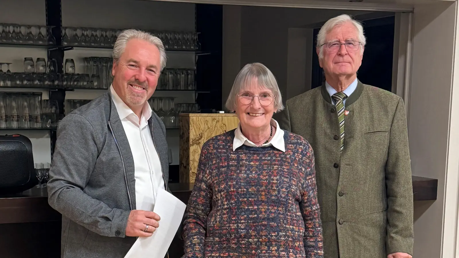 Marlies Bernd-Büschen (Mi.), Samtgemeindebürgermeister Thomas Wolf (li.) und Ratsvorsitzender Börries Frhr. v. Hammerstein. (Foto: Samtgemeinde Rodenberg)