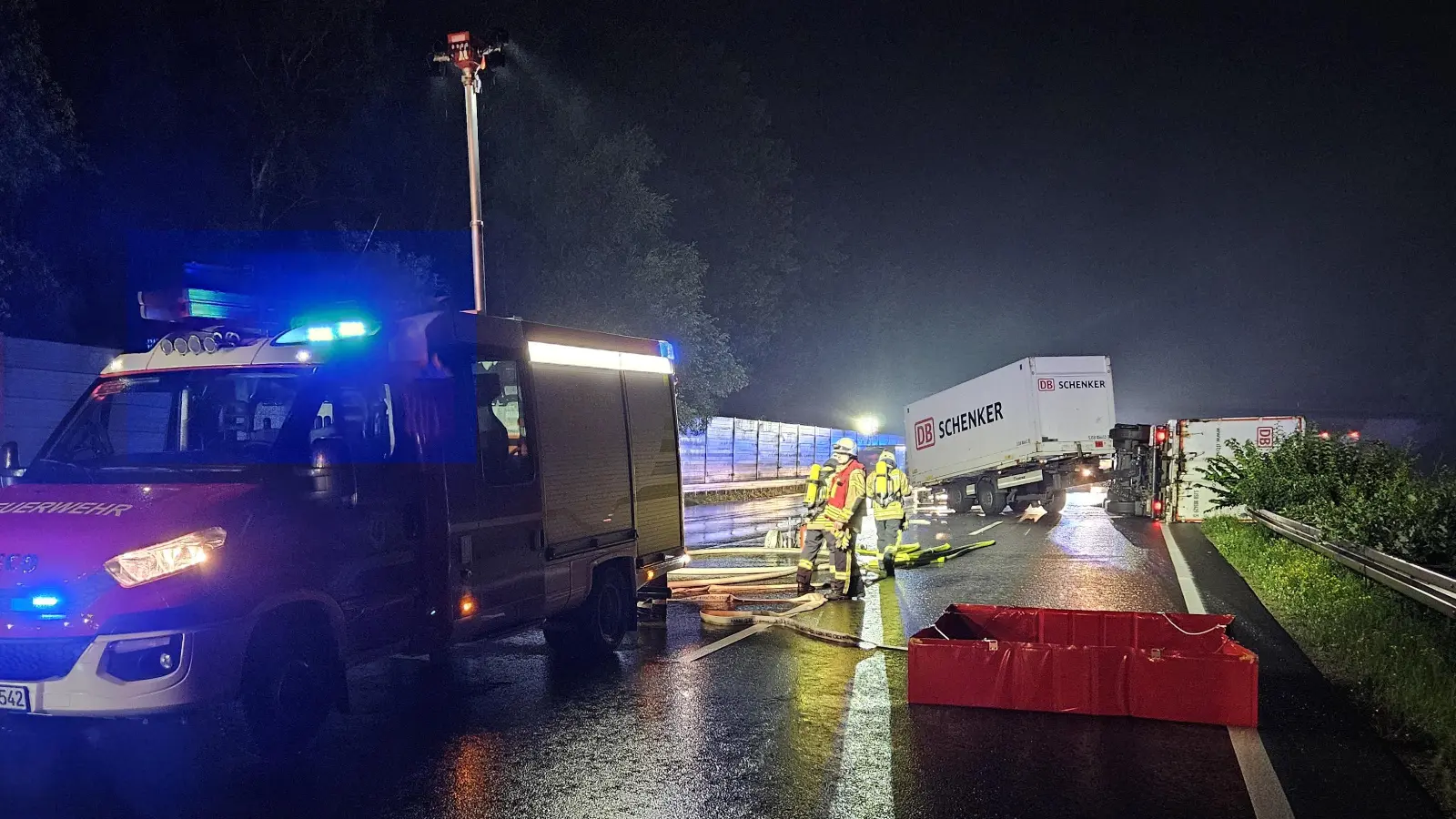 Die Unfallstelle zeigt im Hintergrund den beteiligten Gefahrgut-Lkw. (Foto: Ortsfeuerwehr Dedensen )