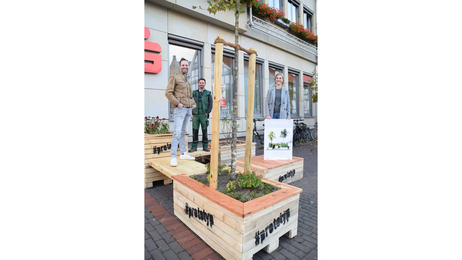 V.L.: Maximilian Höhnke, Philipp Riechers, Jessica Lietzau - mit dem Ursprungsentwurf von Felix Grubbe. (Foto: ab)