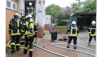 Atemschutztrupps gehen in das Gebäude. (Foto: Stadtfeuerwehr Barsinghausen)