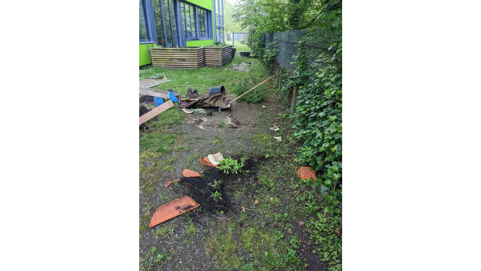 Vandalen zerstören das Werk der Schülerinnen und Schüler. (Foto: privat)