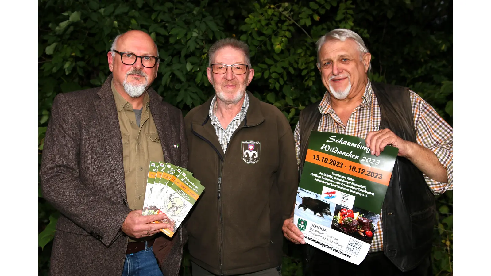 Lothar Seidel (v. li.), Hermann Platte und Rolf Parno machen auf den Start der „Schaumburger Wildwochen“ aufmerksam. (Foto: Borchers, Bastian)