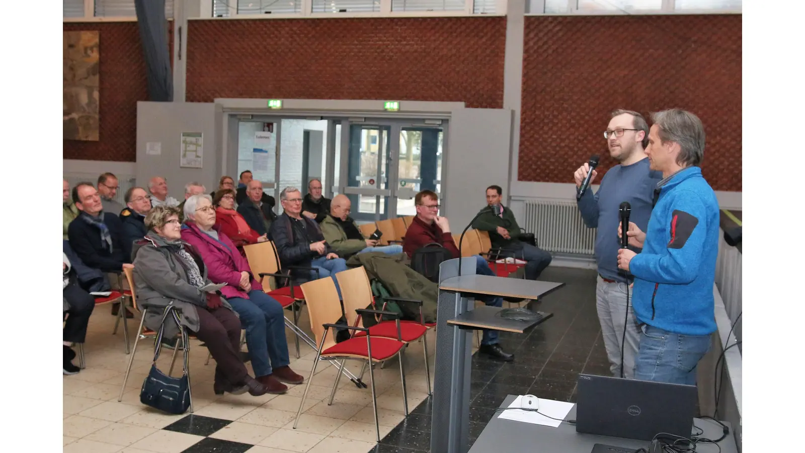 Leon Herlt vom Fachbereich Planen und Bauen der Stadtverwaltung und Lothar Zacharias vom Fachbüro „Zacharias Verkehrsplanungen“ informieren über die Idee der Einrichtung eine Fahrradzone auf und im Umfeld der Schachtstraße.  (Foto: Borchers, Bastian)