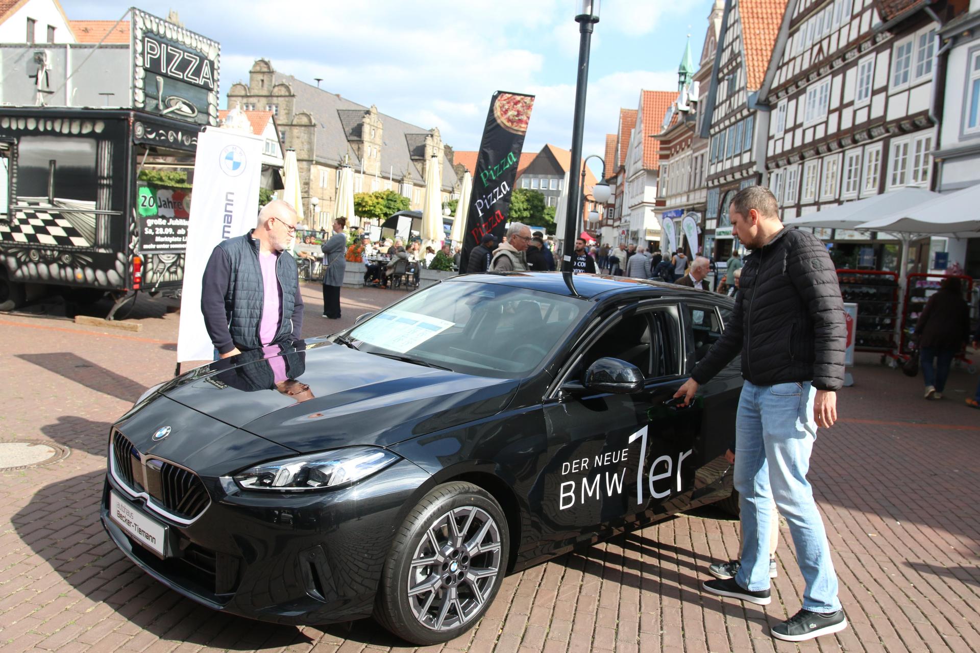 Zahlreiche Besucherinnen und Besucher schauten sich bei der Autoschau um. (Foto: bb)