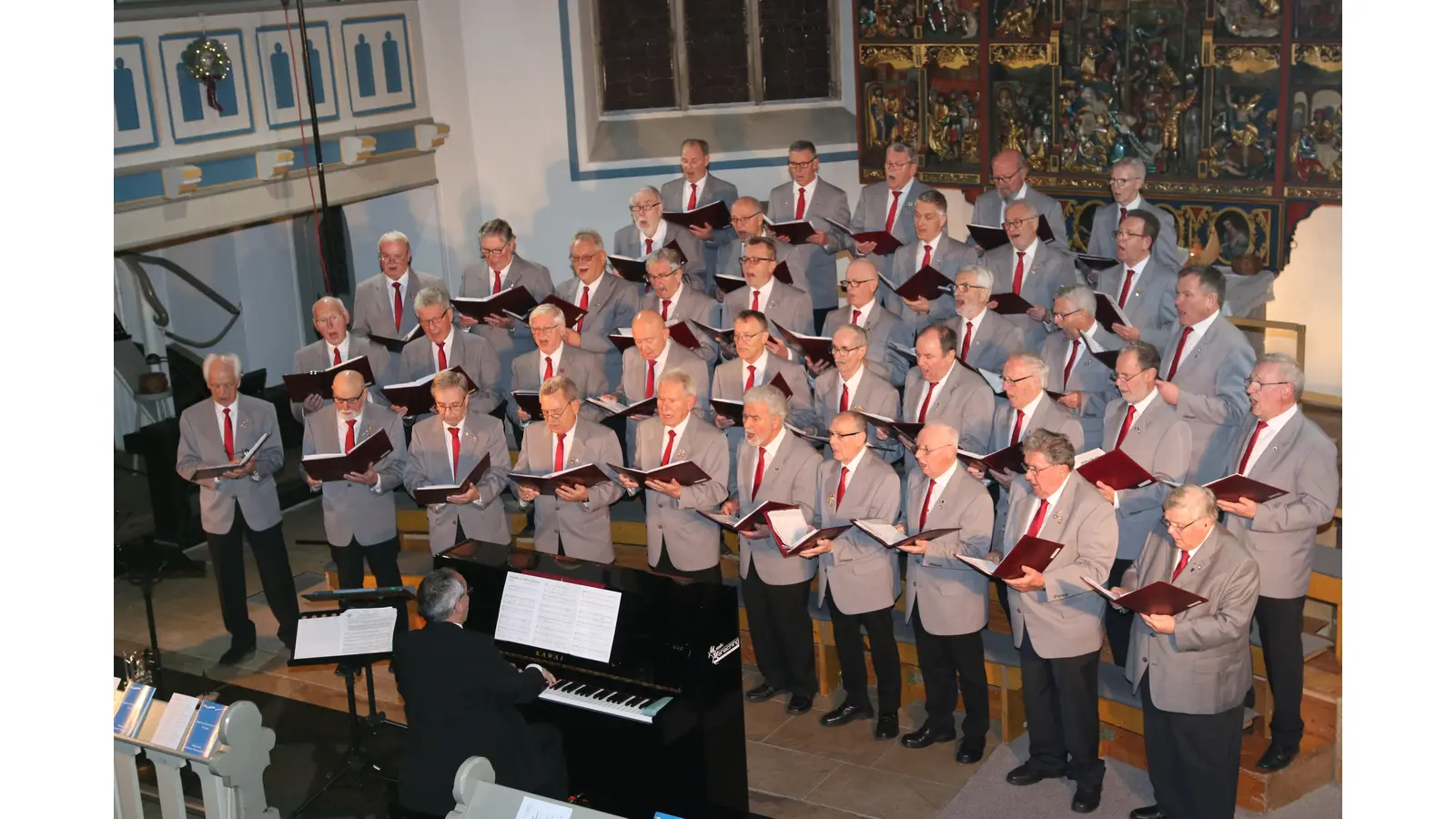 Der Männerchor „Liederkranz“ Enzen-Hobbensen versetzt sein Publikum mit zwei Weihnachtskonzerten in besinnliche Stimmung. (Foto: Borchers, Bastian)