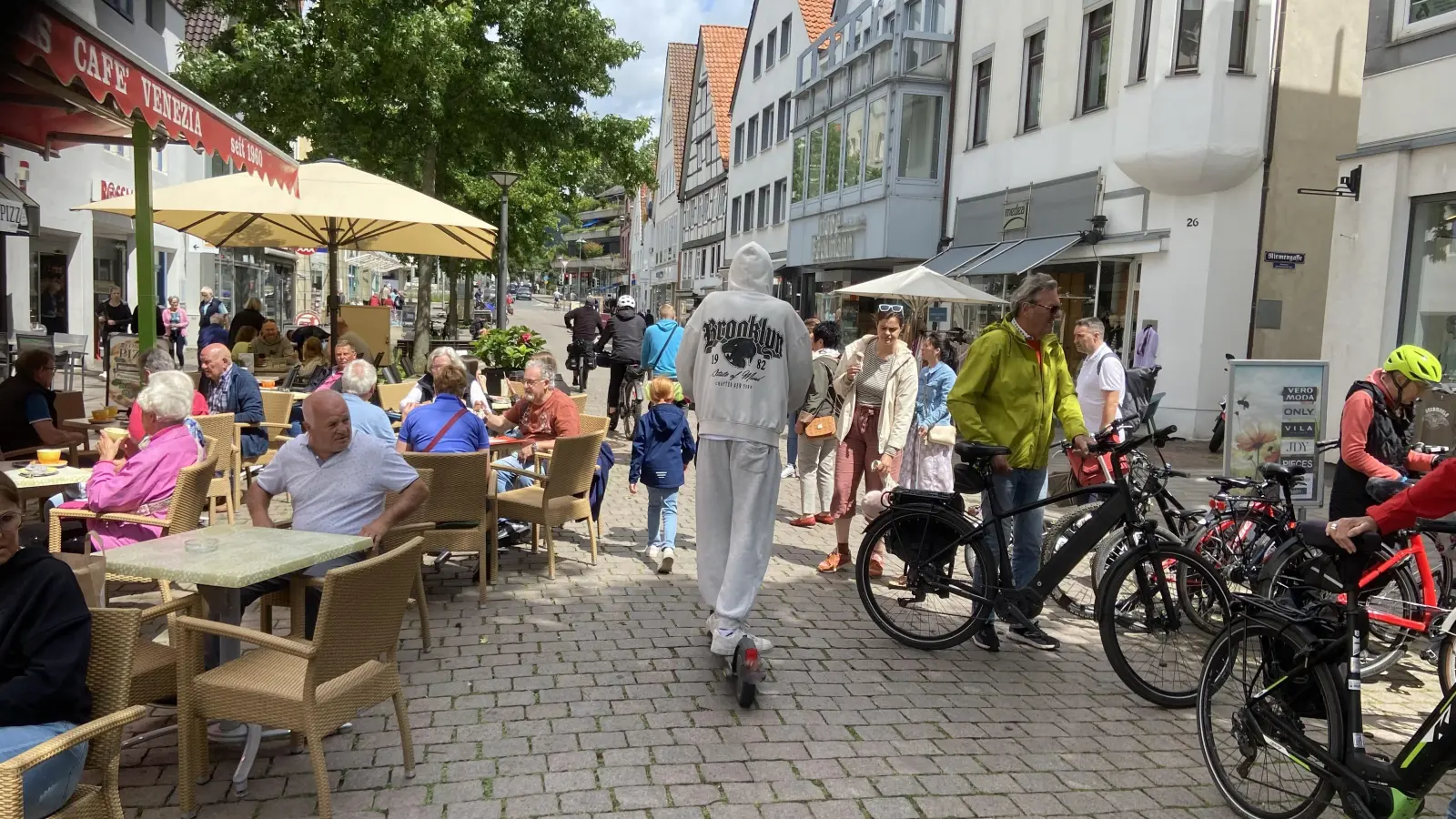 Ein Bild mit Symbolcharakter. Der Mischverkehr aus Fußgängern, Fahrrädern und E-Scootern in der Fußgängerzone war Thema im Ortsrat und in letzter Konsequenz entscheidet am 28. November der Rat der Stadt Rinteln darüber.  (Foto: ste)