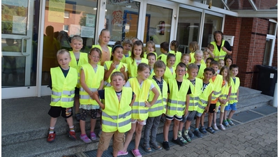 Fast 30 Kinder mit den Sicherheitswesten vor der Grundschule Niedernwöhren mit Regina Tegeler (hi.re.). (Foto: ab)