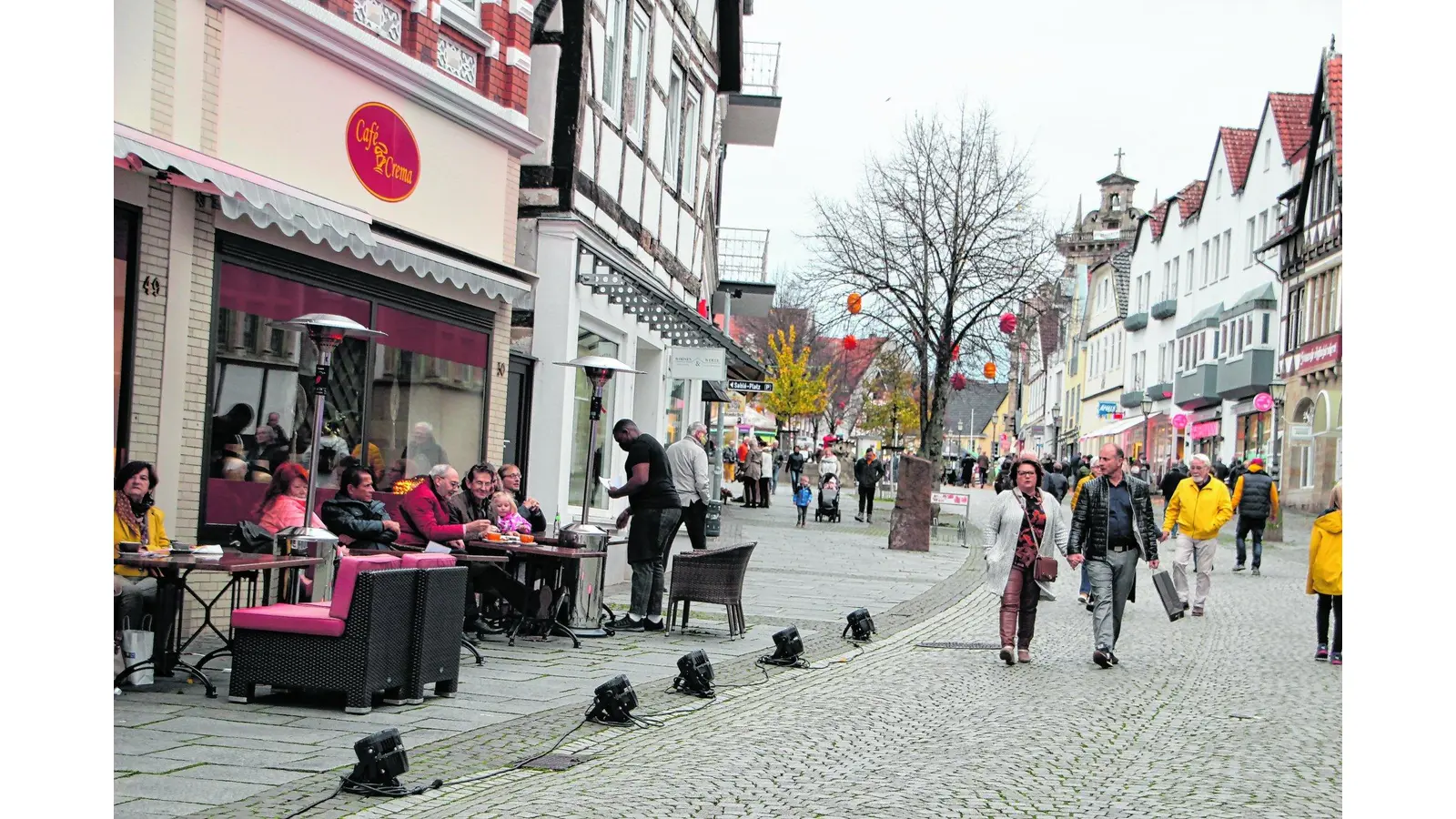 Farbenfrohe Innenstadt ist gut besucht (Foto: nh)