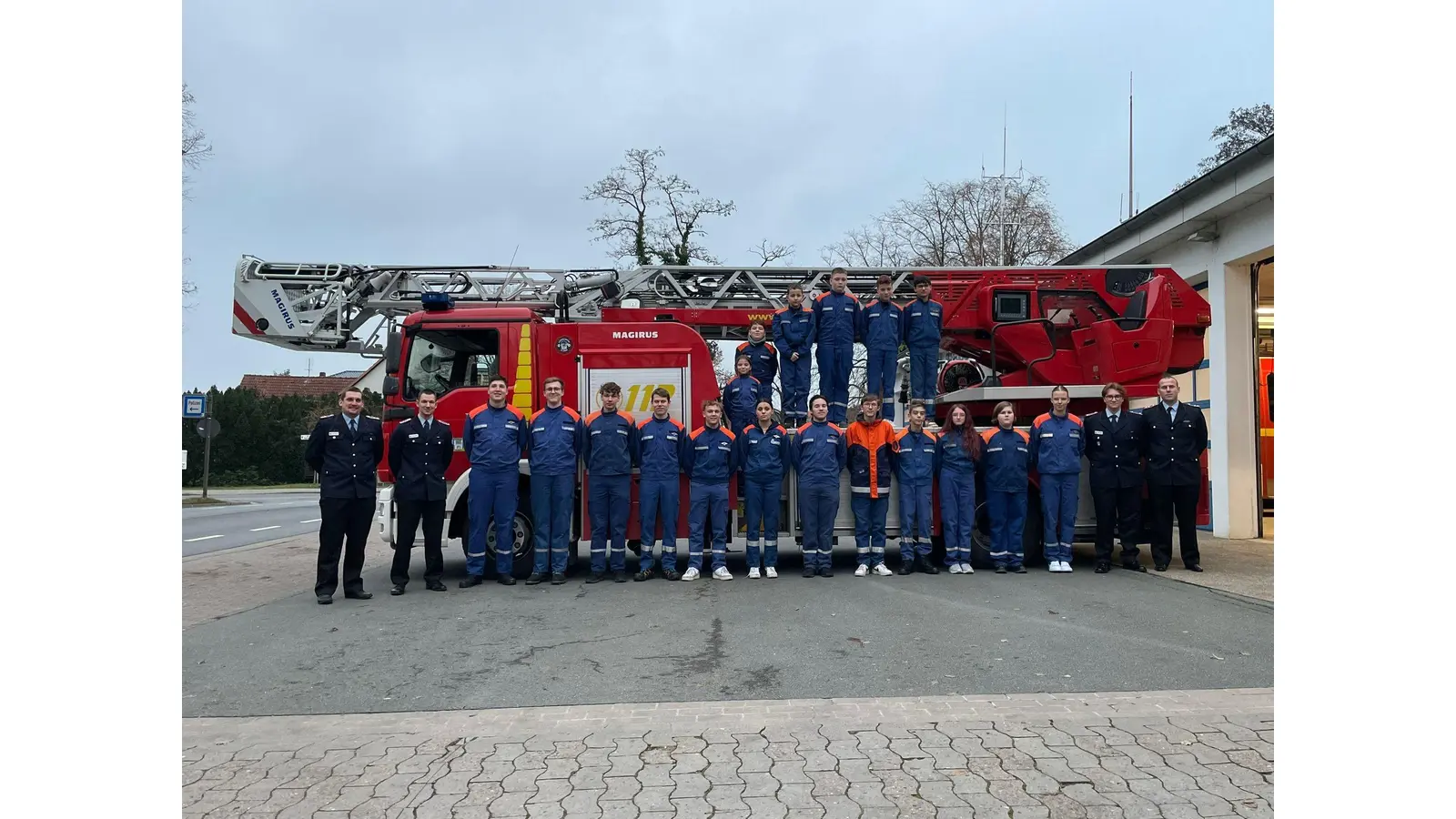 Gruppenbild der Jugendfeuerwehr Wunstorf vor der Drehleiter.  (Foto: privat)