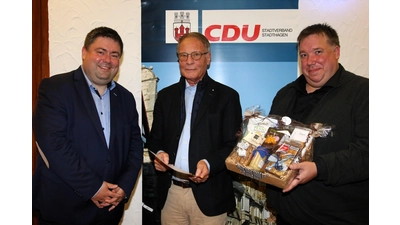 Jens Klugmann (li.) und Andreas Ahnefeld (re.) zeichnen Wolfgang Rehrmann für die 45-jährige Mitgliedschaft in der CDU aus.  (Foto: Borchers, Bastian)