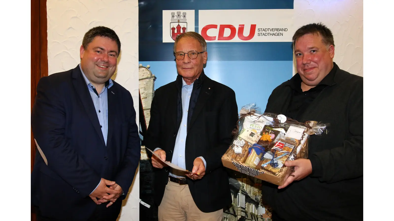 Jens Klugmann (li.) und Andreas Ahnefeld (re.) zeichnen Wolfgang Rehrmann für die 45-jährige Mitgliedschaft in der CDU aus.  (Foto: Borchers, Bastian)