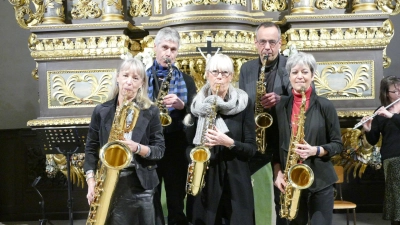 Mit Instrumenten: Moody Saxes ist das Saxophone-Ensemble der Musikschule Wunstorf. (Foto: privat)