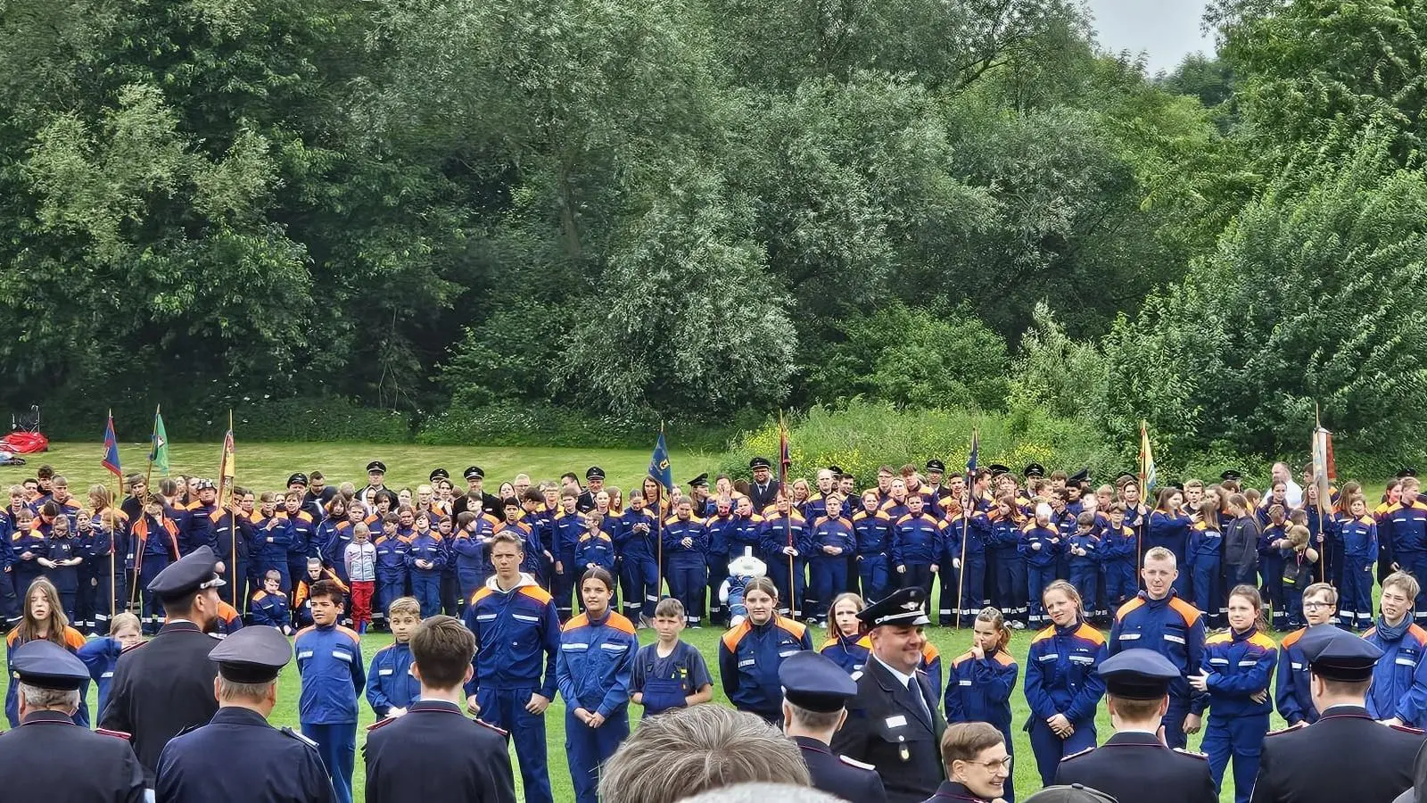 Ein gut gefüllter Sportplatz bei der Siegerehrung auf Bezirksebene. (Foto: privat)