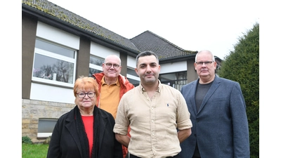 Bürgermeisterin Christel Bergmann, der stellvertretende Gemeidedirektor Olaf Humke, Georgios Zekelidis und Gemeindedirektor Hartmut Krause beim Ortstermin vor dem künftigen „Ellin”. (Foto: nd)