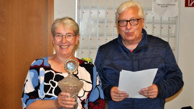 Vorsitzender Friedhelm Töhte mit der Siegerin Marion Lathwesen. (Foto: privat)