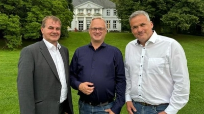 Volker Busse (stellv. Aufsichtsratsvorsitzender KurT Bad Nenndorf), Benjamin Lotz (Geschäftsführer KurT Bad Nenndorf) und Mike Schmidt (Aufsichtsratsvorsitzender KurT Bad Nenndorf).<br> (Foto: KurT)